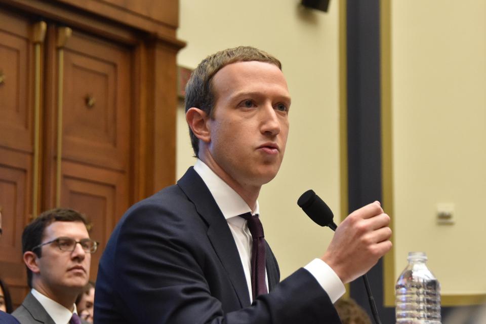 Facebook首席执行官马克·扎克伯格（Mark Zuckerberg）出席众议院金融服务委员会作证