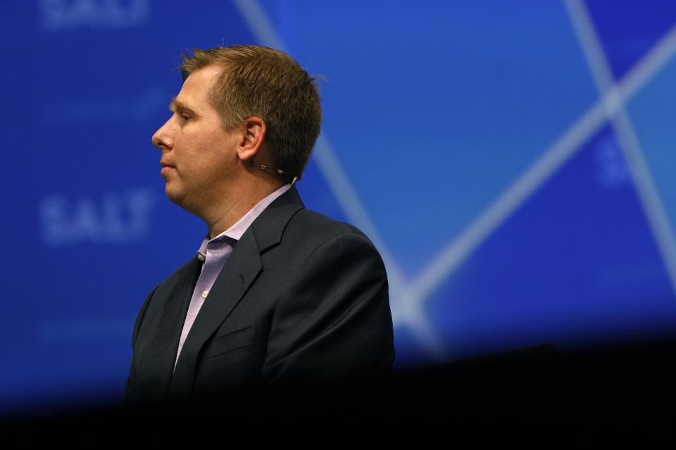 Barry Silbert, founder and chief executive officer of Digital Currency Group Inc., listens during... (+) the Skybridge Alternatives (SALT) conference in Las Vegas, Nevada, U.S., on Thursday, May 9, 2019. SALT brings together investors, policy experts, politicians and business leaders to network and share ideas to unlock growth opportunities in finance, economics, entrepreneurship, public policy, technology and philanthropy. Photographer: Joe Buglewicz/彭博社