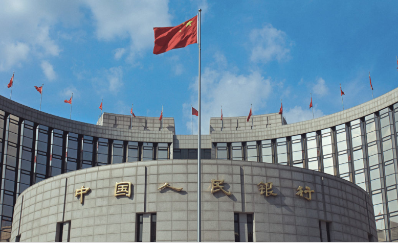 PBOC“宽度=” 778“高度=” 476“  data-srcset=” https://0xzx.com/wp-content/uploads/2019/12/PBOC.png 778w，https://www.tapchibitcoin.vn/ wp-content /上传/ 2019/12 / PBOC-768x470.png 768w，https://www.tapchibitcoin.vn/wp-content/uploads/2019/12/PBOC-686x420.png 686w，https:// www。 tapchibitcoin.vn/wp-content/uploads/2019/12/PBOC-640x392.png 640w，https://www.tapchibitcoin.vn/wp-content/uploads/2019/12/PBOC-681x417.png 681w“ sizes = “（最大宽度：778px）100vw，778px“></p>
 <p>根据这份报告，中国人民银行已经与7家国有公司合作开展了试点项目-4家商业银行和3家电信公司。财经部说，央行已经在这些商业银行之间发起了一场“赛马”，鼓励他们提出自己的战略。</p>
 <p>该试点计划将重点放在运输，教育，商业和医疗保健等行业。同时，一些银行已与电信公司合作开发附在电子钱包上的SIM卡，另一些则构建自己的钱包应用程序。</p>
 <p>根据《财经》，深圳试点计划将分两个阶段实施。经过今年晚些时候的小规模试验后，DCEP将在2020年得到广泛推广。同时，苏州市还将测试新币。根据11月的报告，由中国人民银行支持的金融科技公司正在苏州寻找区块链和加密货币专家。这家金融科技公司由中国人民银行的加密货币研究所创建，负责DC / EP的研发，并支持新货币的测试。</p>
 <p>Facebook的加密货币项目可能促使中国人民银行提前实施其数字货币计划。央行于2014年开始对数字货币提出构想。然而，继巨人之后，中国人民银行官员才开始对中国的数字货币发表评测。社交媒体在六月宣布了Libra项目。</p>
 <p>“在此之前，（中央银行）并不急于这样做。商业银行的一些人告诉《财经》，最近，他们开始迅速推动许多人感到惊讶。</p>
 <p>在新的DCEP模式下，商业银行将首先通过存放人民币储备从中国人民银行获取数字货币。然后，用户和企业可以按照有关Libra和加密货币的在线课程，在这些商业银行中注册数字钱包以使用新的数字货币，该课程由中国人民银行数字货币公司经理穆长春。</p>
 <p>中国并不是唯一一个率先发行数字货币的国家。上周，法国中央银行行长宣布打算在2020年测试该国的加密货币。在欧洲中央银行（ECB）和国家银行的近期会议上。欧洲央行董事会成员比利时也评测了数字货币的潜力，“可以确保即使不再使用现金，公民仍然可以使用中央银行的货币。使用。”</p>
 <ul style=