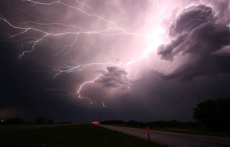 lightning-1056419_960_720.webp