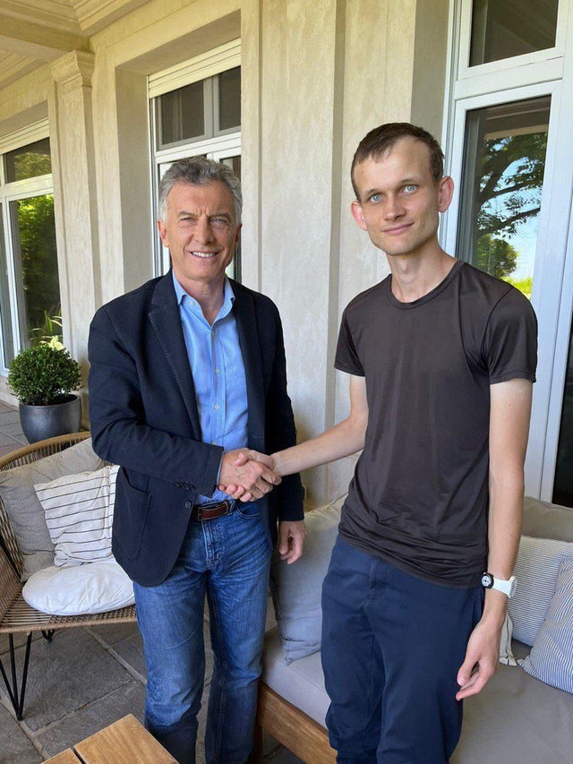 Vitalik 与阿根廷前总统 Mauricio Macri 握手